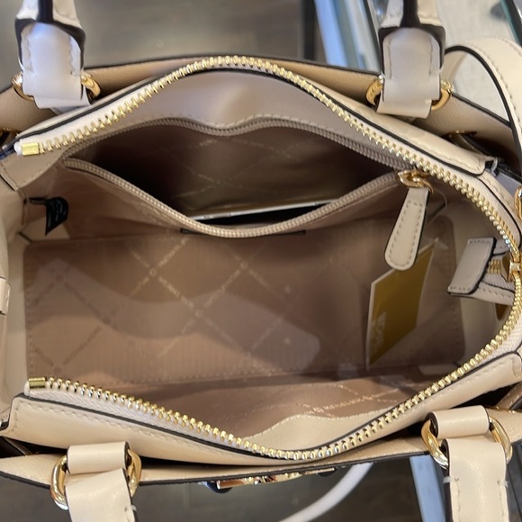 Michael Kors Reed Small Belted Logo Satchel Crossbody CZ Bag
Lt Cream Multi
NWT - Picture 10 of 16